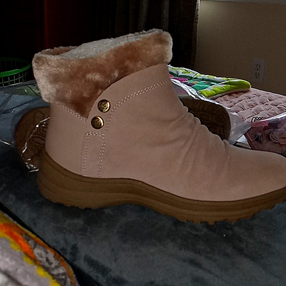 PRICE REDUCTION-- NEW Sz 8M taupe BARETRAPS winter boots